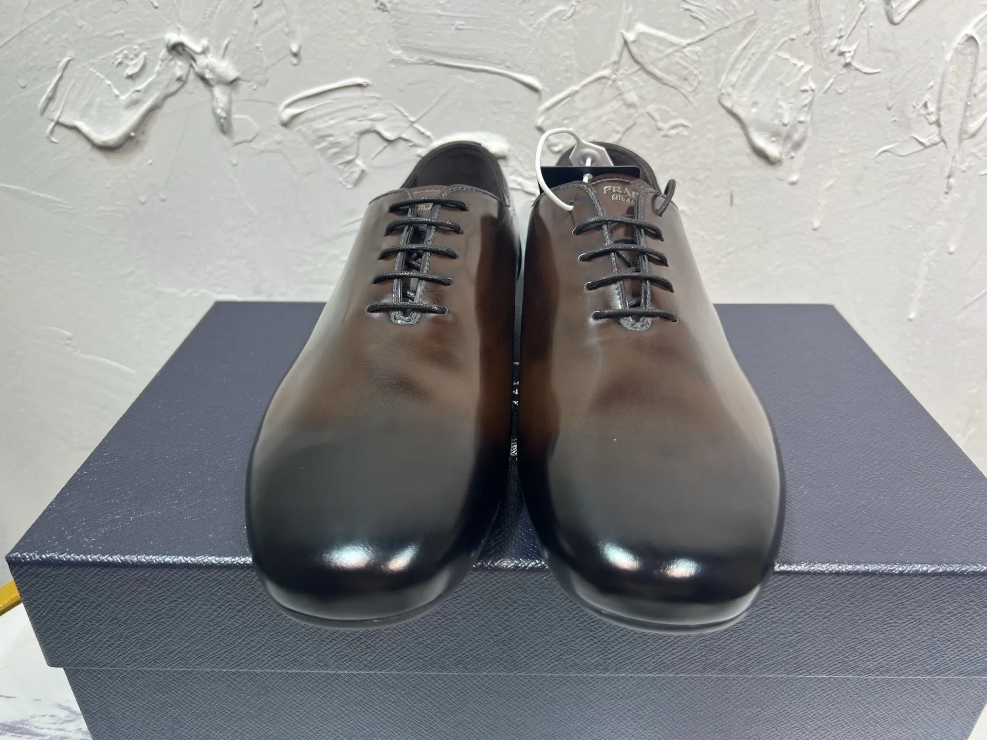 P760 prada derby2025 spring and autumn latest Prada lace-up classic retro men's shiny leather shoes, Shuffle double-button Mengke shoes, open side beaded cowhide, lining and foot cowhide, light rubber sole, sole height and thickness 10mm, original packaging black and brown 2 colors, code number: 39-46